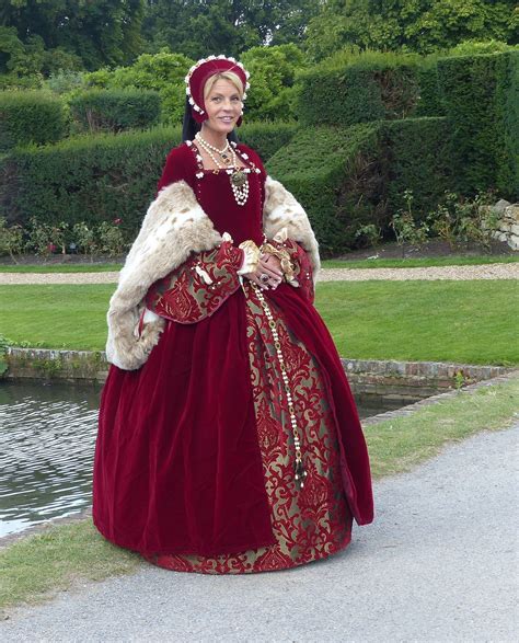 tudor era dress style